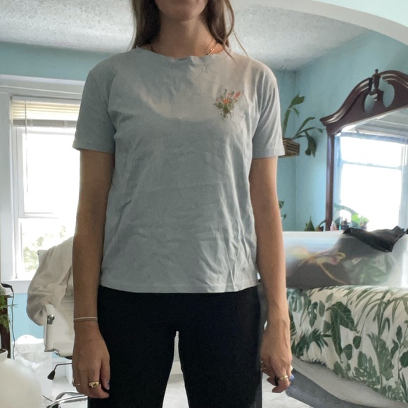 Tee Shirt with Flower Detail - Picture 5 of 5